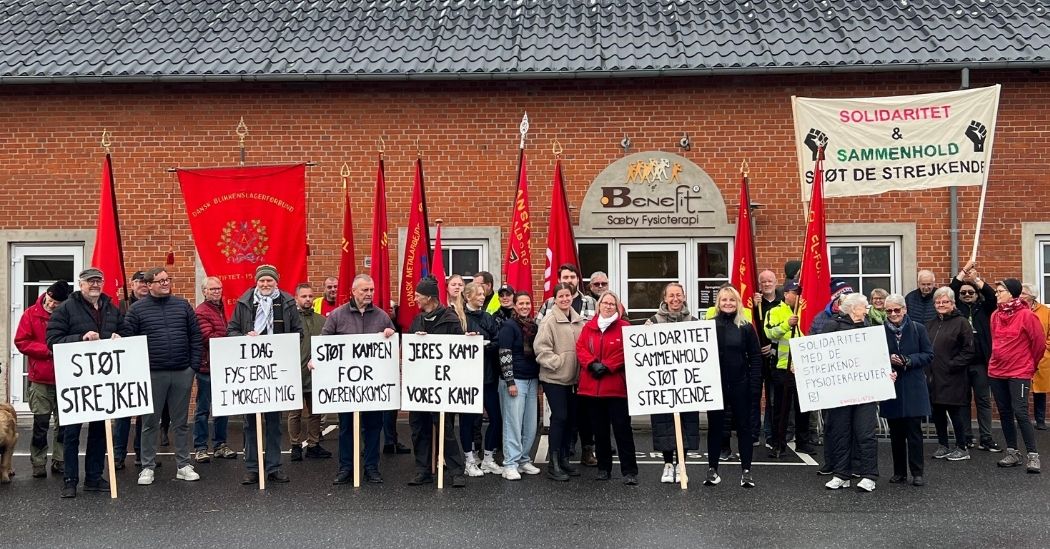 Billede til den relaterede nyhed Fysioterapeuter demonstrerer foran Benefit Sæby: Vi holder fast!